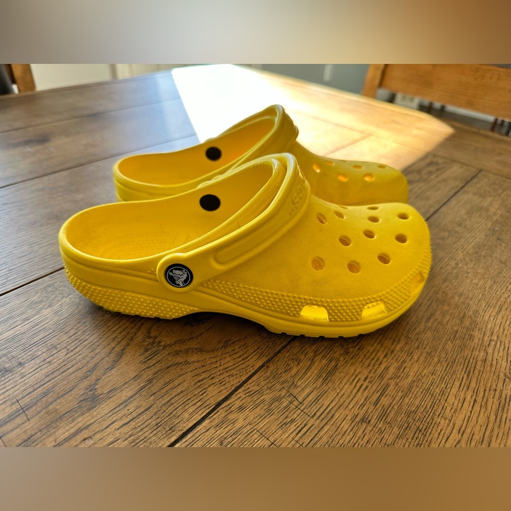 Crocs classic yellow women’s size 8